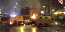 Scontri dopo la fine del corteo pacifico: antagonisti incendiano auto e fronteggiano la polizia