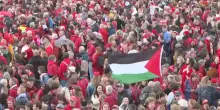 Una marea rossa per Gaza, ad Amsterdam 250mila persone in piazza: “Fermare in genocidio”