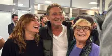 Flotilla, l’arrivo a Fiumicino dell’inviato del Fatto Quotidiano Alessandro Mantovani: l’abbraccio con i familiari e i colleghi