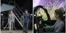 Kate Middleton in tacchi a spillo sul simulatore di volo di un aereo militare della RAF britannica: “Mio figlio Louis vuole fare il pilota”