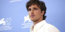 “Mia madre è una santa. Sarei completamente perso senza di lei, la chiamo 4 volte al giorno”: Jacob Elordi, mammone ma anche un po’ “Frankenstein”