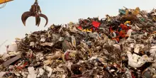 Butta un vecchio libro, poi si ricorda che aveva nascosto 1000 euro in banconote tra le pagine: anziana disperata corre in discarica e si mette a frugare tra la spazzatura