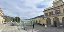 Sondrio, le stacca un orecchio a morsi e la violenta: 24enne arrestato
