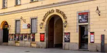 Trump, Snowden, il G8 di Genova e la Uno Bianca: Milano apre la stagione teatrale più politica e attuale degli ultimi anni. Ecco gli spettacoli da non perdere
