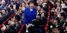 Giappone, per la prima volta una donna è alla guida del partito Liberal democratico: e già sogna di diventare premier