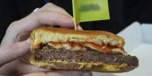 Non possiamo chiamarli veggie burger? Usiamo il nome giusto: ‘poltiglia’