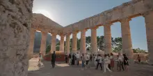 Sicilia spaccata tra turismo glamour, incendi e infrastrutture al collasso. L’isola che sogna la destagionalizzazione fa i conti con siccità e disservizi