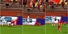 Viene spinto da un avversario, si rompe il collo e ora rischia la paralisi: l’infortunio choc di Asamoah in Cina – Video