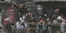 La disperazione dei palestinesi: a Khan Yunis i camion di aiuti sono stati presi d’assalto – Video