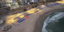 La scritta “grazie” e il profilo del volto di Trump disegnati sulla spiaggia di Tel Aviv, il tributo di Israele per il presidente Usa