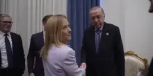 Erdogan ‘striglia’ Meloni: “Devo farti smettere di fumare”. E Macron scoppia a ridere – Video
