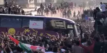 Gaza, la folla in festa accoglie i bus con i prigionieri rilasciati da Israele: il video
