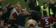 Attimi di panico e tragedia sfiorata in Serie C: tifosi volano da una balaustra, match sospeso