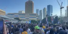 Migliaia di persone in piazza degli Ostaggi a Tel Aviv: l’attesa per il rilascio con bandiere e cori – Video