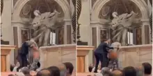 “Papa Leone è furioso per quell’uomo che ha fatto la pipì sull’altare di San Pietro, un sacrilegio. Ha ordinato un rito riparatore e ha sgridato il cardinale Gambetti”. I retroscena