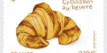 “Un odore di burro e sfoglia si diffonde nell’aria sfregandolo”: arriva il primo francobollo che profuma di croissant, ecco quanto costa e come funziona