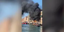 A fuoco un barcone a Venezia, le fiamme e la colonna di fumo lungo il Canal Grande: i vigili del fuoco in azione – Video