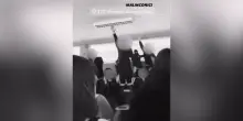“Duce, duce”: cori per Mussolini e saluti romani degli studenti all’Istituto Ruiz di Roma – Video