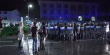 Italia-Israele, tensione tra manifestanti e forze dell’ordine a Udine: usati idranti e lacrimogeni – Video