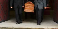 Urla e sgomento durante il funerale: a uno dei portatori scivola la bara che si apre, e il corpo della defunta cade a terra