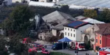 Esplosione durante uno sgombero, le immagini del casolare sventrato viste dal drone