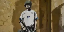 Un calciatore-soldato con la maglia di Israele: il nuovo murales di Laika vicino alla sede Figc