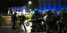 Corteo contro Italia-Israele a Udine, giornalista ferito alla testa durante gli scontri tra manifestanti e polizia: “Trauma cranico importante”