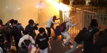 In Perù migliaia di persone in piazza contro il governo, è la protesta della “Generazione Z”: un morto e decine di feriti negli scontri