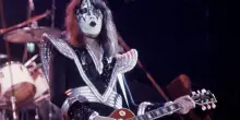 È morto Ace Frehley, chitarrista solista e membro fondatore della band Kiss. La famiglia: “Siamo distrutti, ricorderemo la sua risata e la gentilezza”