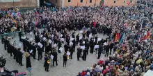 Fenice in piazza anziché alla Prima: protesta di orchestra, coro e maestranze contro la nomina di Venezi. E al nome di Brugnaro partono fischi e buu