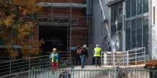 Incidente sul lavoro nel cantiere Torino Expo, operaio schiacciato da una rete metallica: morto 42enne