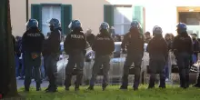 Scontri tra ultras prima di Pisa-Verona: botte, petardi, bombe carta. Due tifosi ricoverati – Video