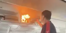 Scoppia un incendio in volo: panico tra i passeggeri e i piloti attuano un atterraggio d’emergenza – VIDEO