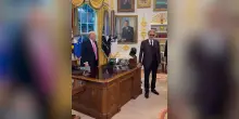 Bocelli incontra Trump nello Studio Ovale e canta per lui “Con te partirò” – Video