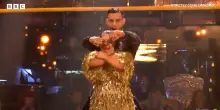 “La mia disabilità non mi definisce, mi insegna a non avere paura”: Ellie Goldstein è la prima concorrente con sindrome di down a Ballando con le Stelle UK