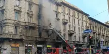 Milano, incendio in un appartamento in zona Centrale: un’anziana ferita e tre intossicati dal fumo | Video