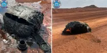 “E’ precipitato dal cielo avvolto dalle fiamme, si è conficcato nel terreno e ha continuato a fumare. Dobbiamo guardare al cielo ed essere consapevoli di cosa c’è sopra di noi”: misterioso oggetto cilindrico trovato nel deserto dell’Australia