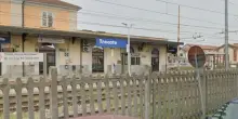 Novara, tre giovani travolti da un treno alla stazione di Trecate: un morto e due feriti