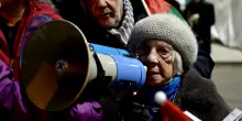Malpensa, alla protesta contro le armi a Israele c’è anche la 92enne Gisa Legatti: “Da qui devono passare persone, non bombe”
