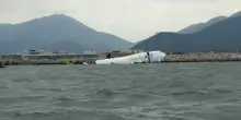 Aereo cargo esce di pista e finisce in mare a Hong Kong, colpito un veicolo di terra: due morti – Video