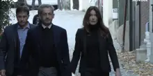 Francia, Sarkozy entra nel carcere de La Santé tra i cori dei sostenitori: l’ex presidente mano nella mano con Carla Bruni