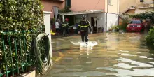 Nubifragio a Carrara, cantine e sottopassi allagati: “131 millimetri di pioggia in sei ore” – Video