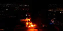 Incendio in un deposito a Ponticelli, evacuate 10 famiglie: così le fiamme divorano la struttura – Le immagini col drone