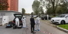 Donna accoltellata per strada a Milano: si cerca l’ex marito. I vicini: “Appostato sotto casa sua da un mese”