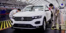 Volkswagen fermerà la produzione di Golf: pesa la guerra dei semiconduttori con la Cina