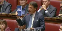 Conte consegna a Meloni il libro ‘Tre anni di tasse’: “Non rida, le famiglie al supermercato non possono comprare più nulla”