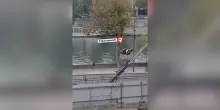 Rapina al Louvre, il nuovo video dei ladri in azione: la fuga sul montacarichi col bottino