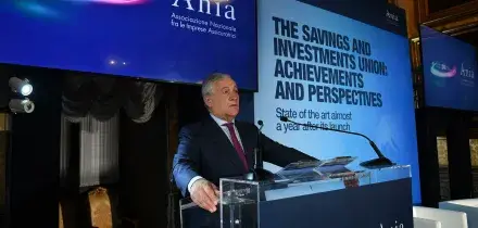 Manovra, Tajani: “Banche e assicurazioni non siano considerate mucche da mungere. Io non ho una visione punitiva”