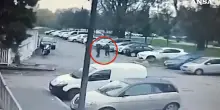 Femminicidio Luciana Ronchi, il video dell’agguato: l’ex marito la insegue in scooter e le va incontro