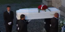 Pamela Genini, l’arrivo del feretro nella chiesa della Bergamasca: i funerali della 29enne uccisa dall’ex